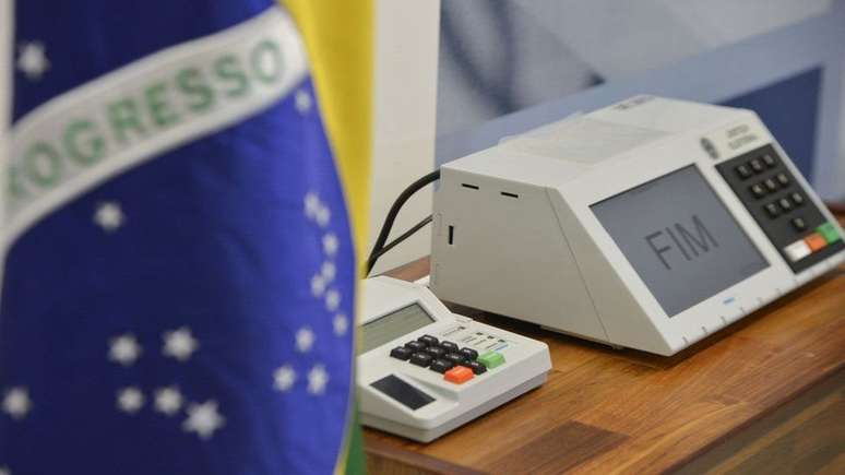 O conjunto de mudanças nasceu de um projeto mais simples, que visava alterar o calendário eleitoral quando houvesse datas próximas a feriados