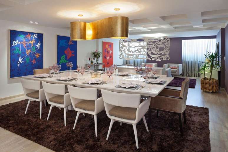 46. Sala com mesa de jantar branca e tapete marrom – Foto Cynthia Rondelli Vogaassessoria2df