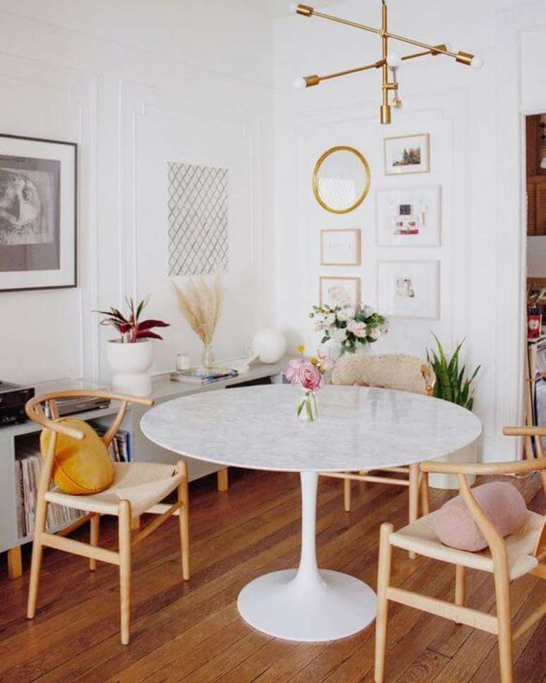 43. Sala com mesa de jantar branca de granito – Foto InMood