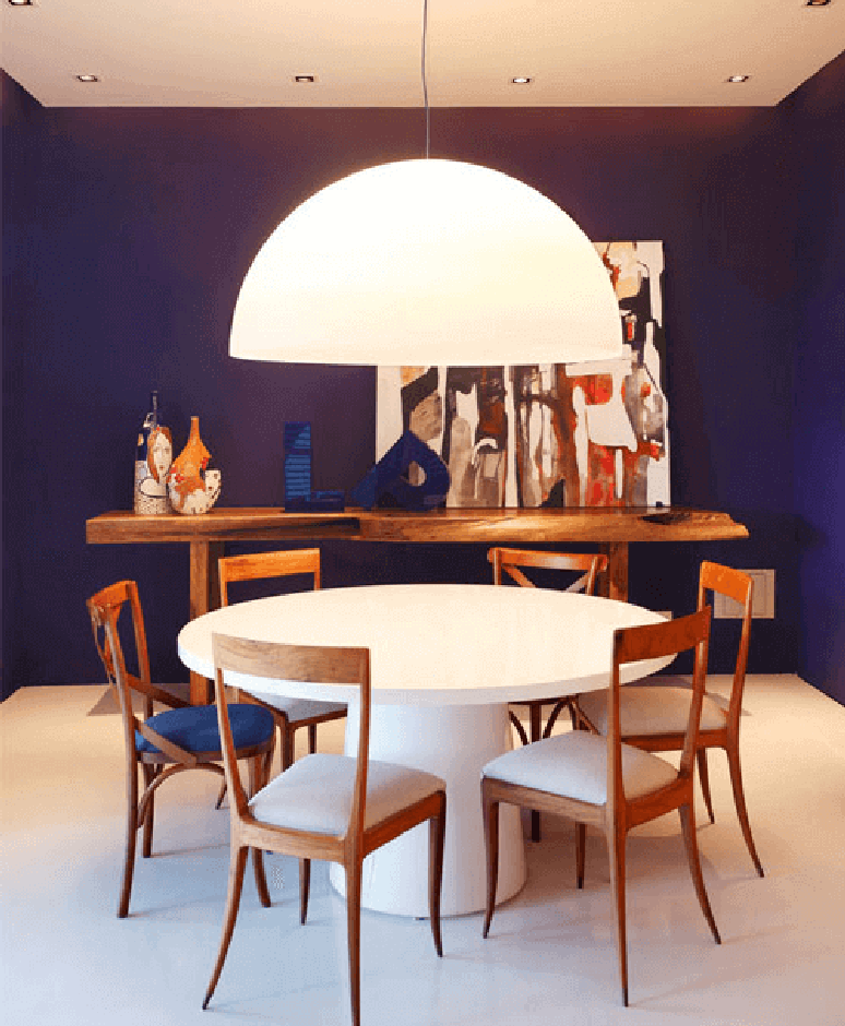 3. Sala azul moderna com mesa de jantar redonda branca e cadeiras de madeira – Foto LIV decora