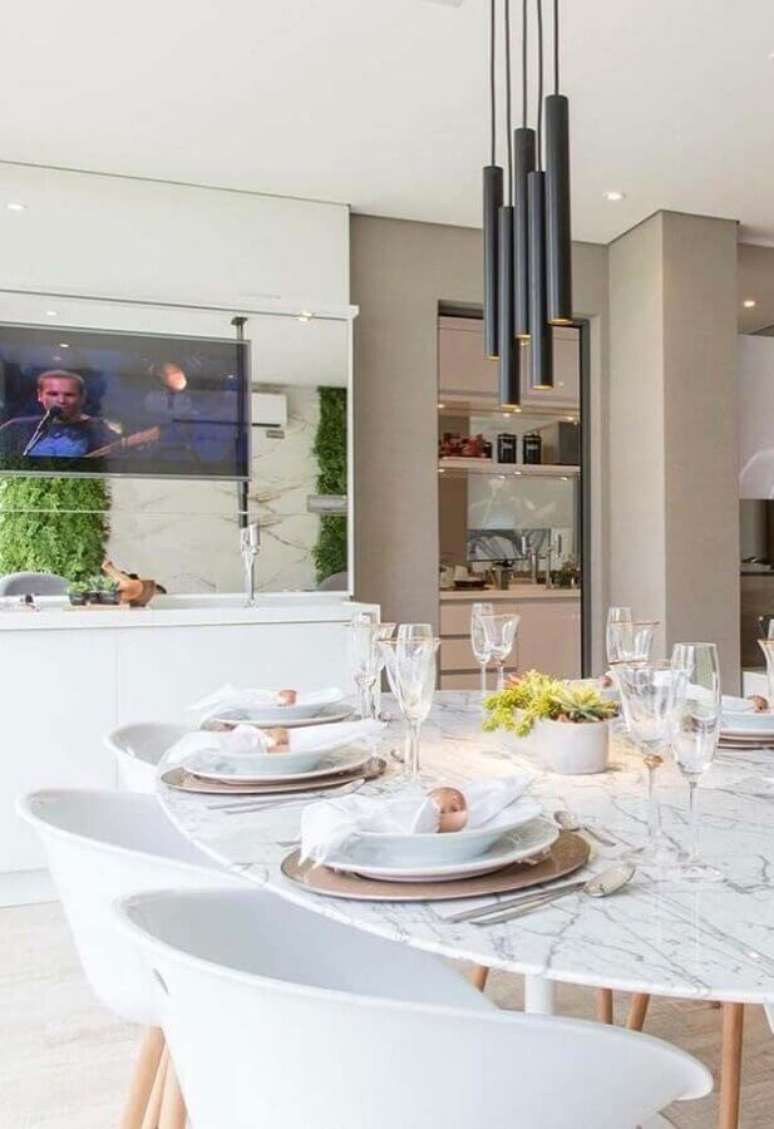 17. Decora&ccedil;&atilde;o sofisticada com lumin&aacute;ria para sala com mesa de jantar branca com tampo de granito &ndash; Foto Pinterest