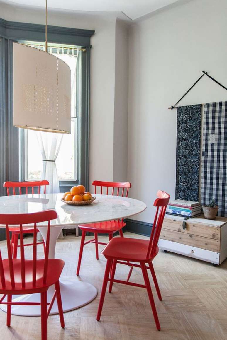 24. Mesa de jantar branca com cadeira vermelha – Foto Lonny Magazine