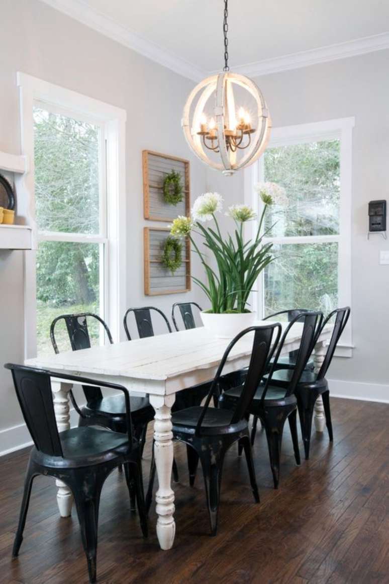 25. Mesa de jantar branca com cadeiras de ferro – Foto HGTV