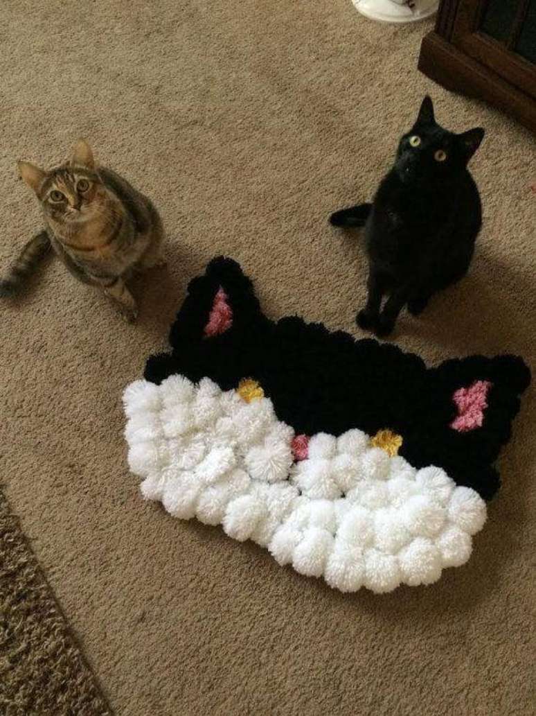 36. Tapete de lã de pompo em formato de gato – Foto Pinterest