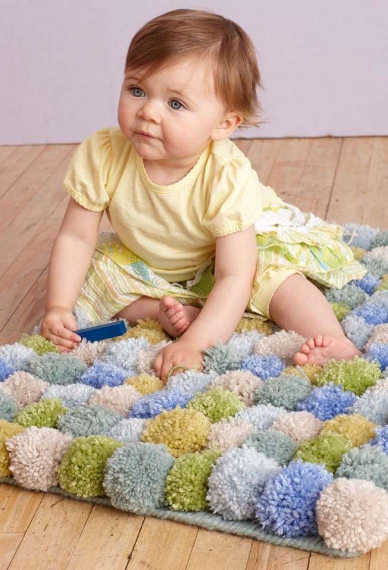 4. Tapete de lã com pompons para quarto infantil – Foto Pinterest