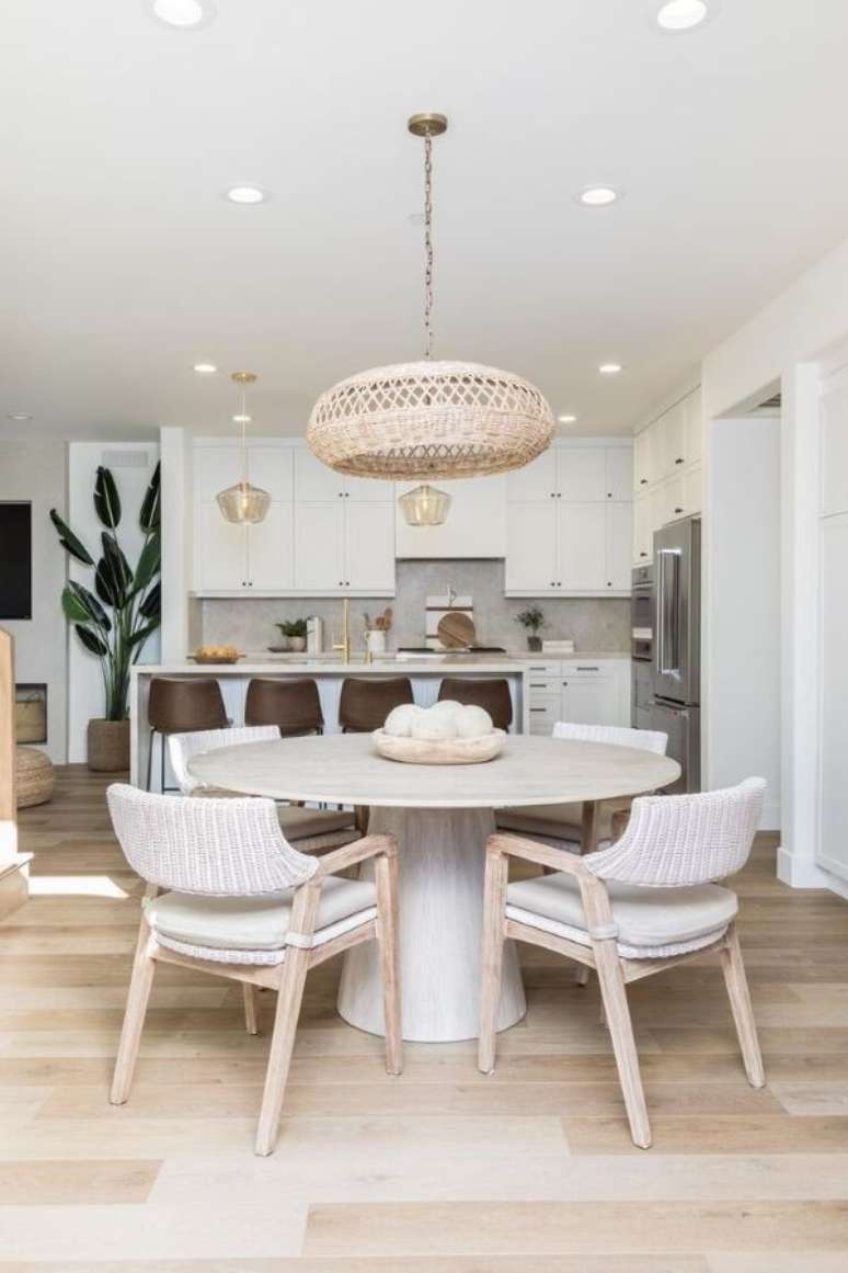 32. Mesa de jantar branca para sala moderna em tons neutros &ndash; Foto Pures Altinteriores