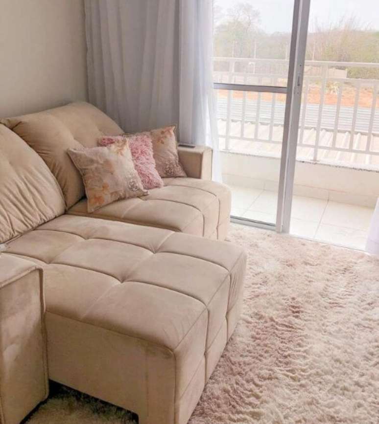 8. Apartamento com sala de estar decorada com tapete de la rose – Foto Dayane Dias
