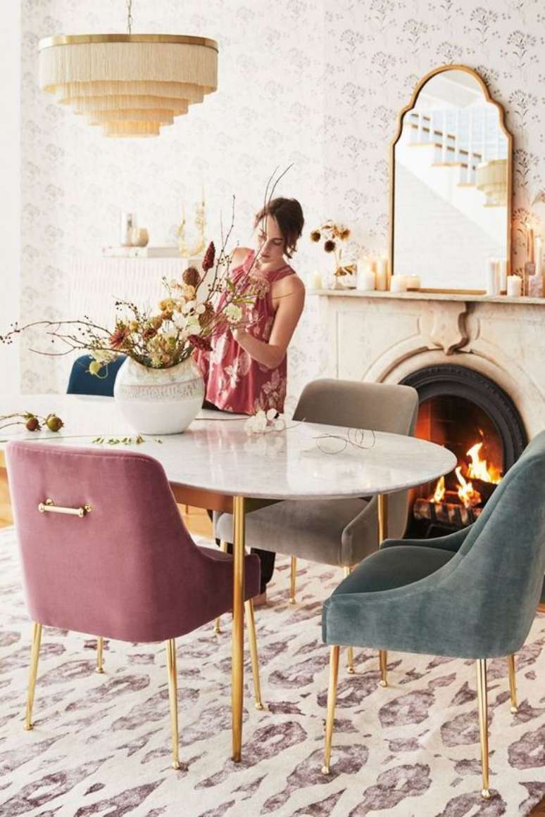 2. Mesa de jantar branca de ferro com tampo de granito e poltronas coloridas – Foto Moon Bay Art