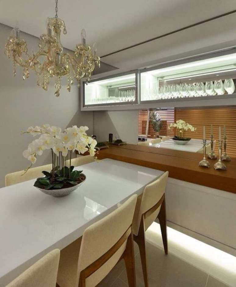 10. Cristaleira pequena de parede na sala com mesa de jantar retangular branca – Foto Pinterest