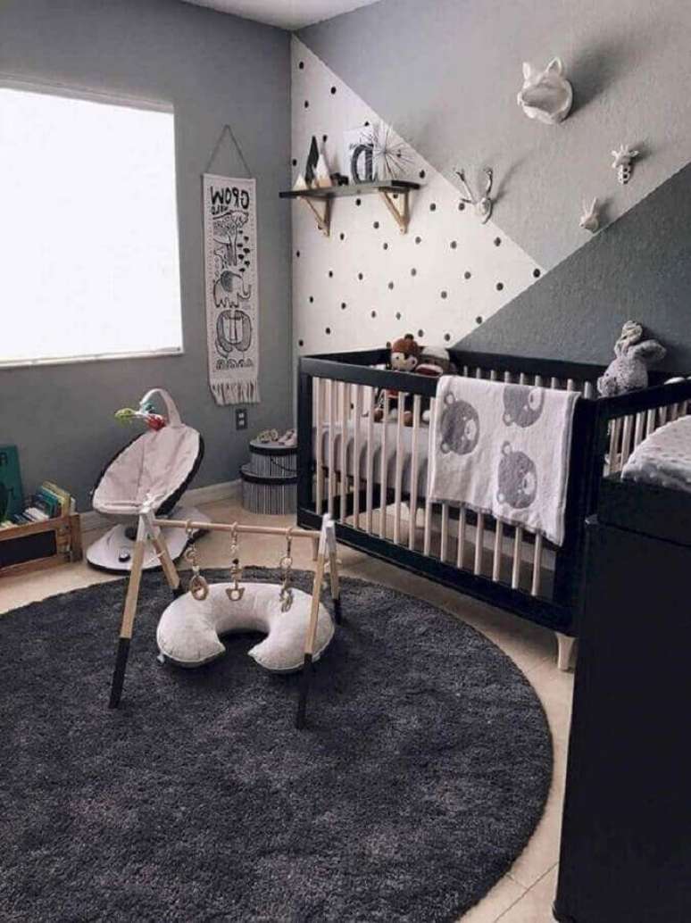 20. Quarto de bebê com tapete de lã redondo e móveis pretos modernos – Foto Pinterest
