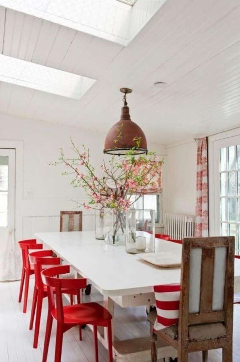 41. Sala com cadeira vermelha de madeira e mesa de jantar branca – Foto Apartment Therapy
