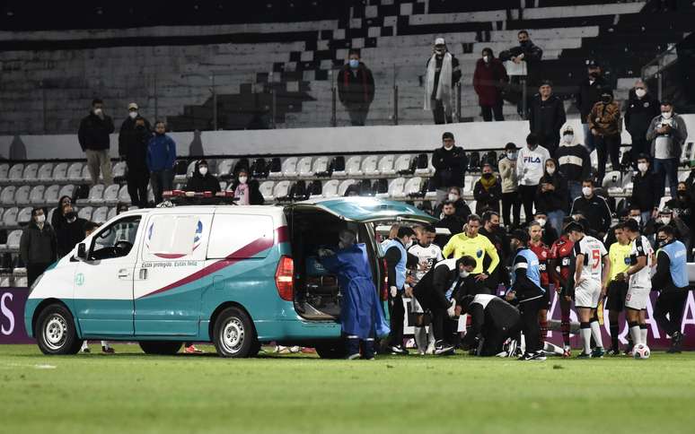 Salazar, do Olimpia, precisou deixar estádio de ambulância na quarta-feira