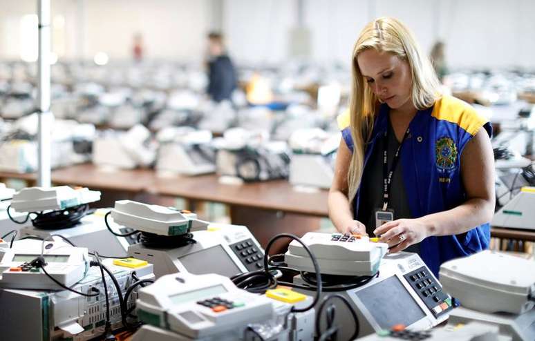 Funcionária da Justiça Eleitoral prepara urna eletrônica 
22/10/2018
REUTERS/Rodolfo Buhrer