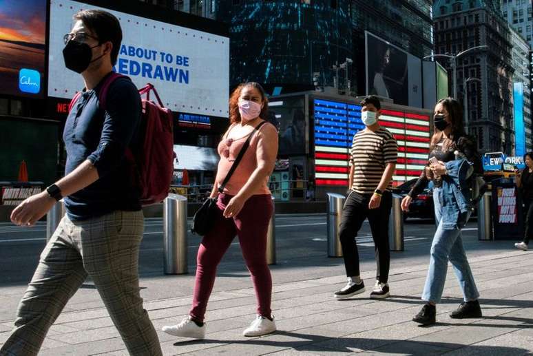 Pessoas de m&aacute;scara na Times Square, em Nova York
23/07/2021
REUTERS/Eduardo Munoz