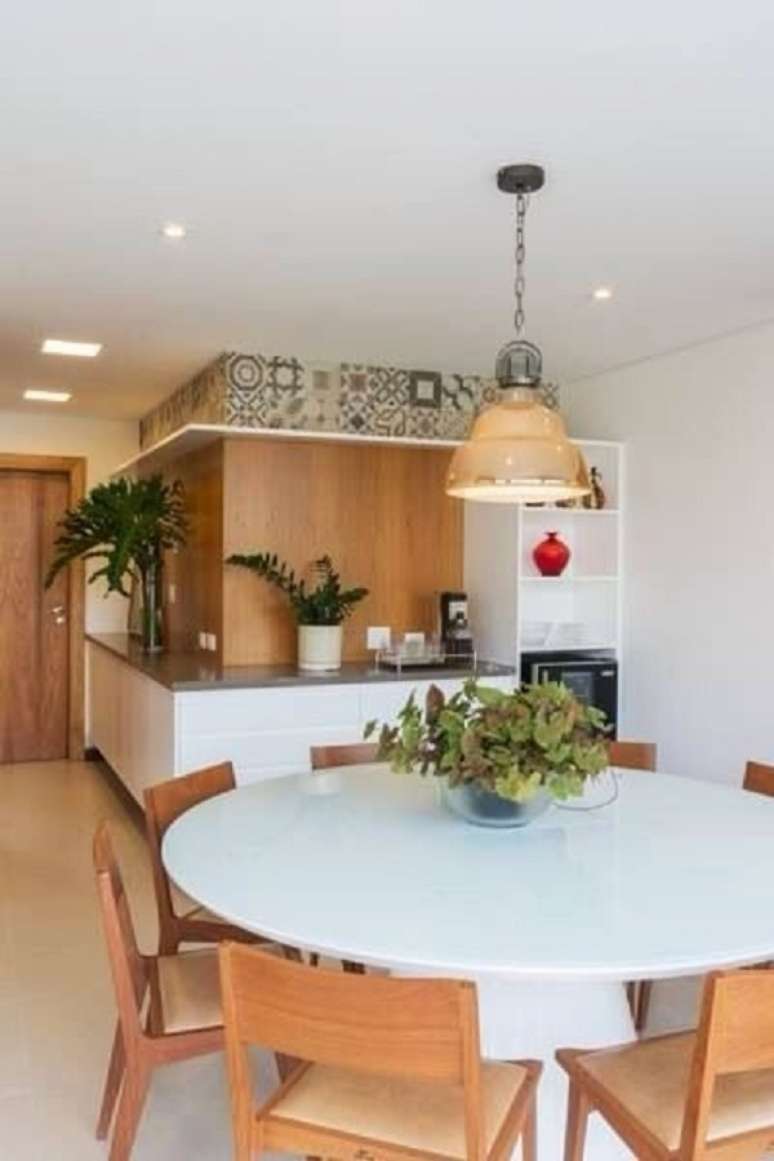62. Casa moderna com mesa de jantar branca e redonda – Foto Jeito de Casa