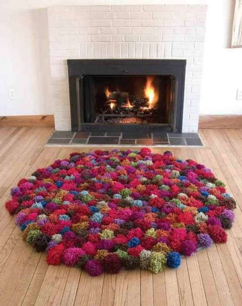 14. Lareira com tapete de lã colorido – Foto Pinterest