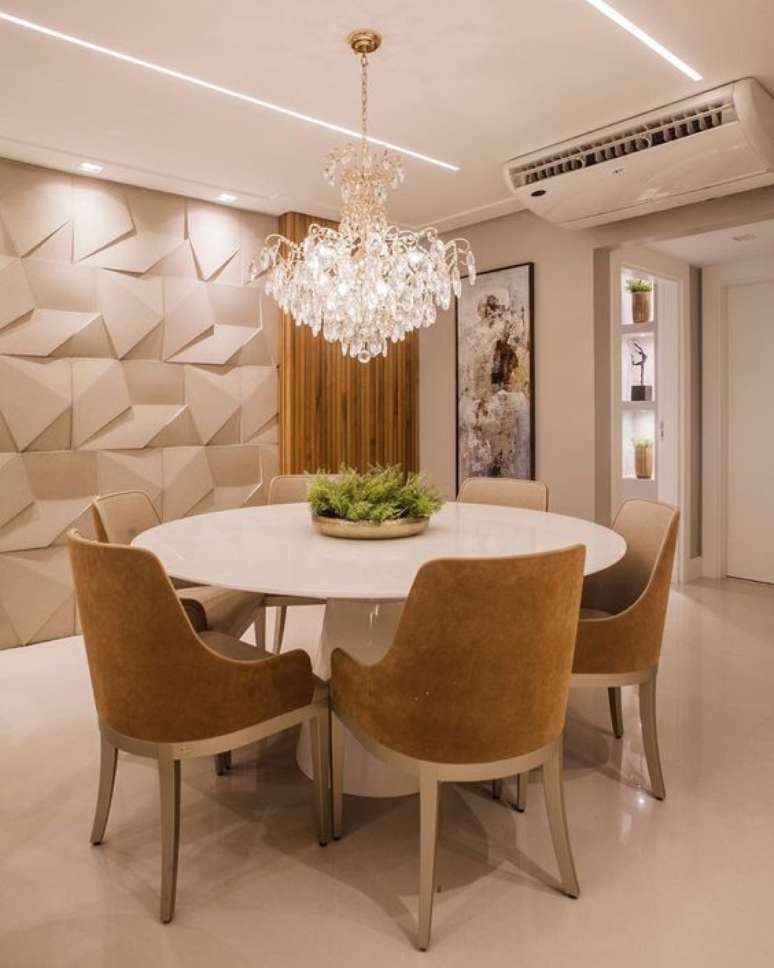 39. Sala cl&aacute;ssica com mesa de jantar branca e cadeiras estofadas &ndash; Foto Pinterest