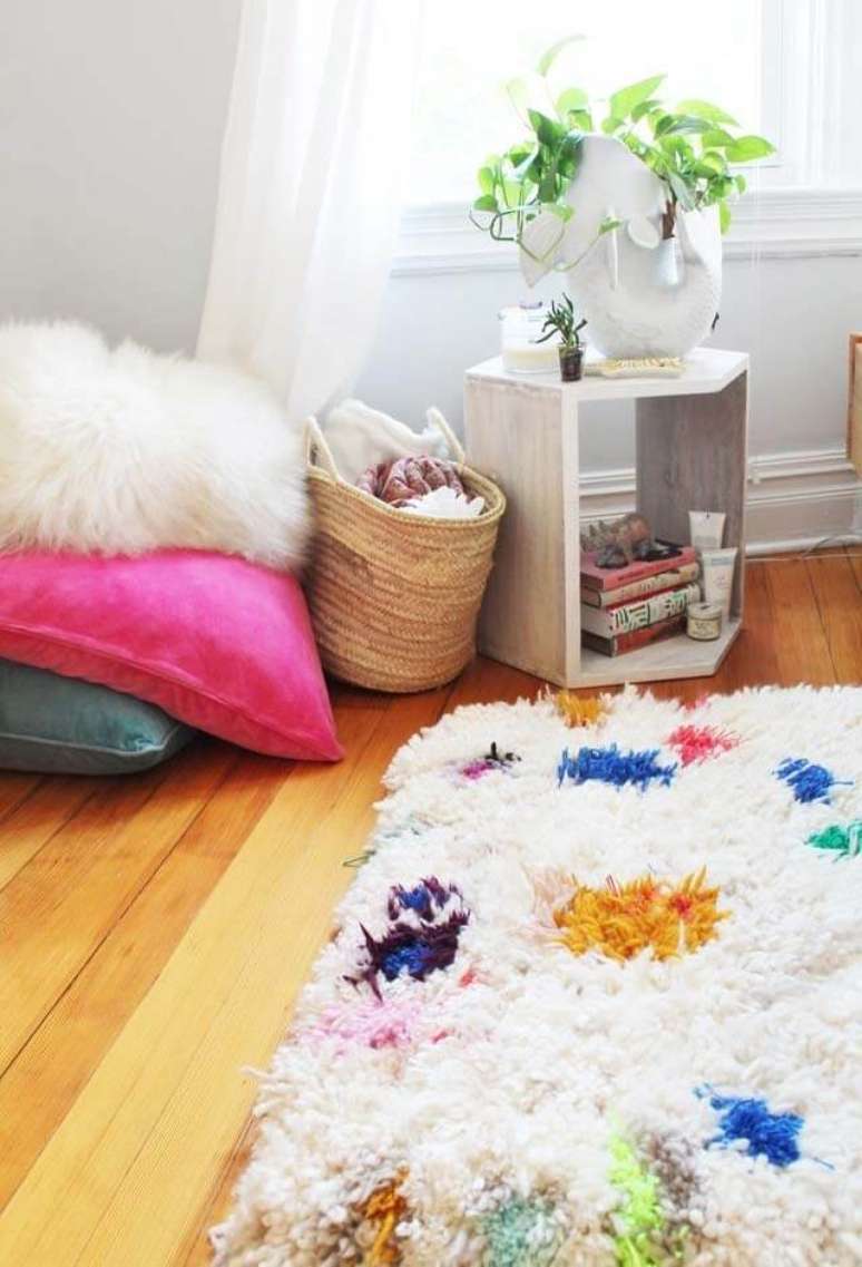 30. Tapete de lã branco e colorido na decoração do quarto – Foto Pinterest