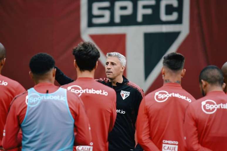 Crespo conversa com jogadores no CT da Barra Funda; técnico espera pela recuperação de lesionados