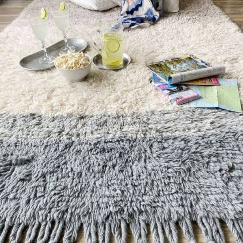 3. Sala com tapete de lã bege e cinza – Foto Momy Decor