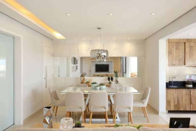 30. Mesa de jantar branca com tampo de vidro e cadeiras neutras – Foto bianchilima
