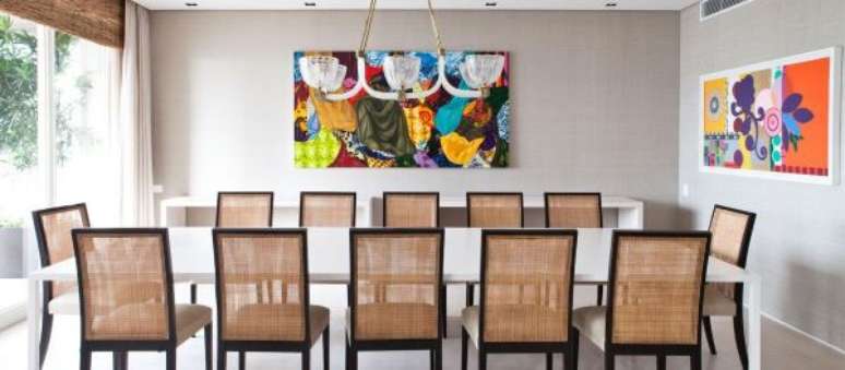 15. Decoração de sala moderna com mesa de jantar branca e cadeiras de palha -Foto olegariodesa