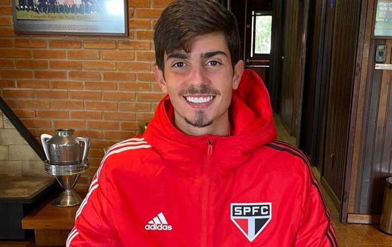 Pedrinho renovou contrato com o São Paulo até 2024 (Foto: Reprodução/Facebook)