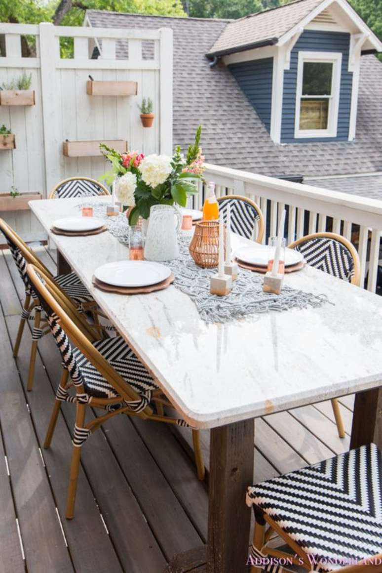6. Cadeira para mesa de jantar branca na área externa – Foto Addison Wonderland