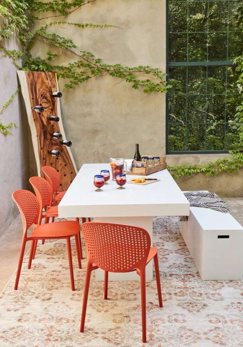 63. Cerâmica para área externa com mesa de jantar branca e cadeiras laranja -Foto Boxhill