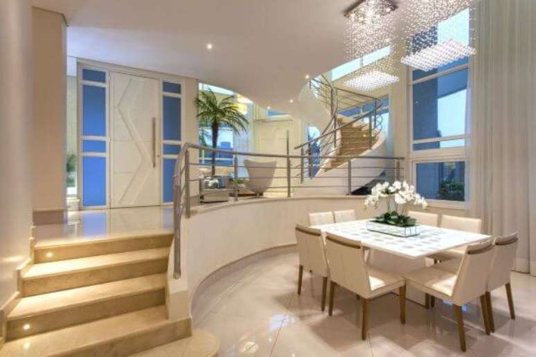 51. Sala integrada com mesa de jantar quadrada branca &ndash; Foto iarakilaris