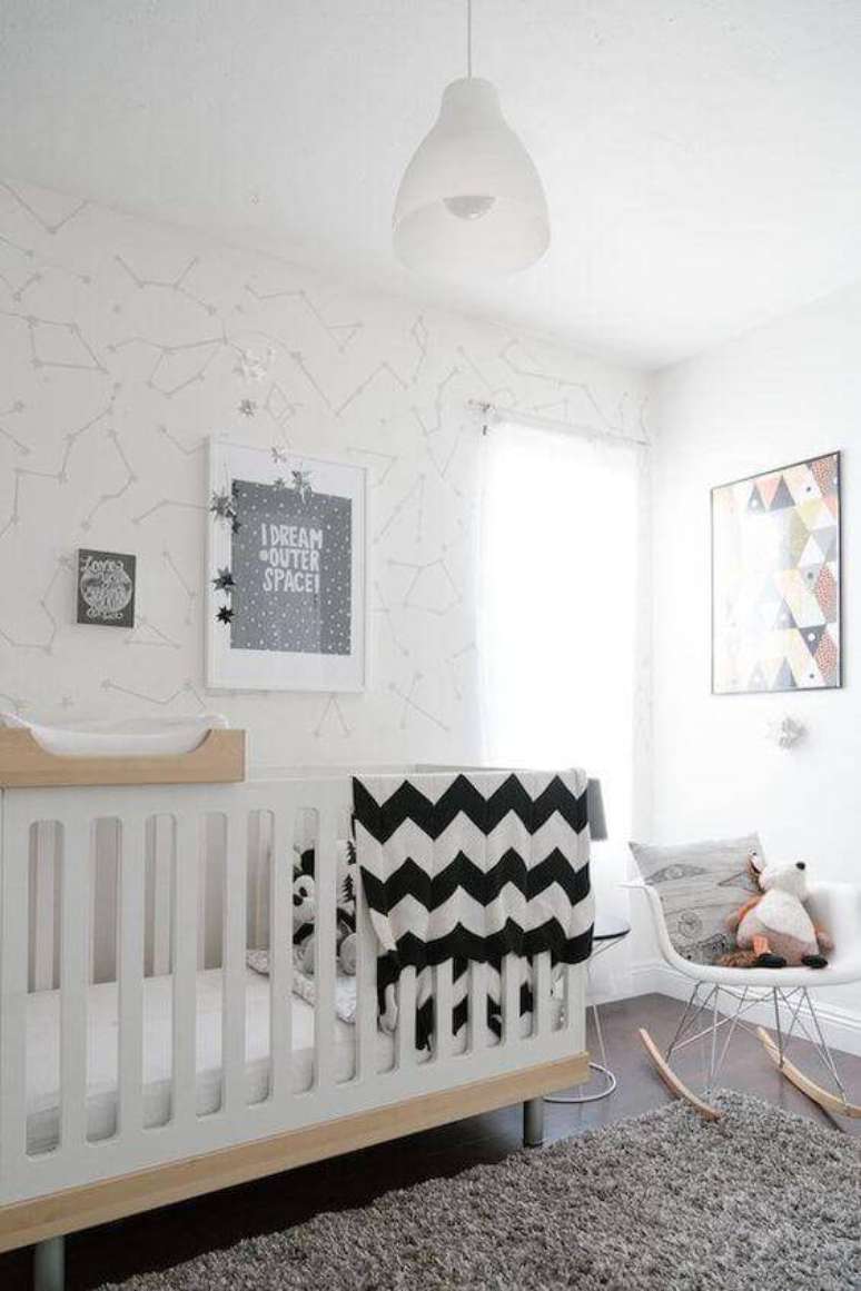 51. Quarto de bebê com tapete de lã cinza – Foto Pinterest