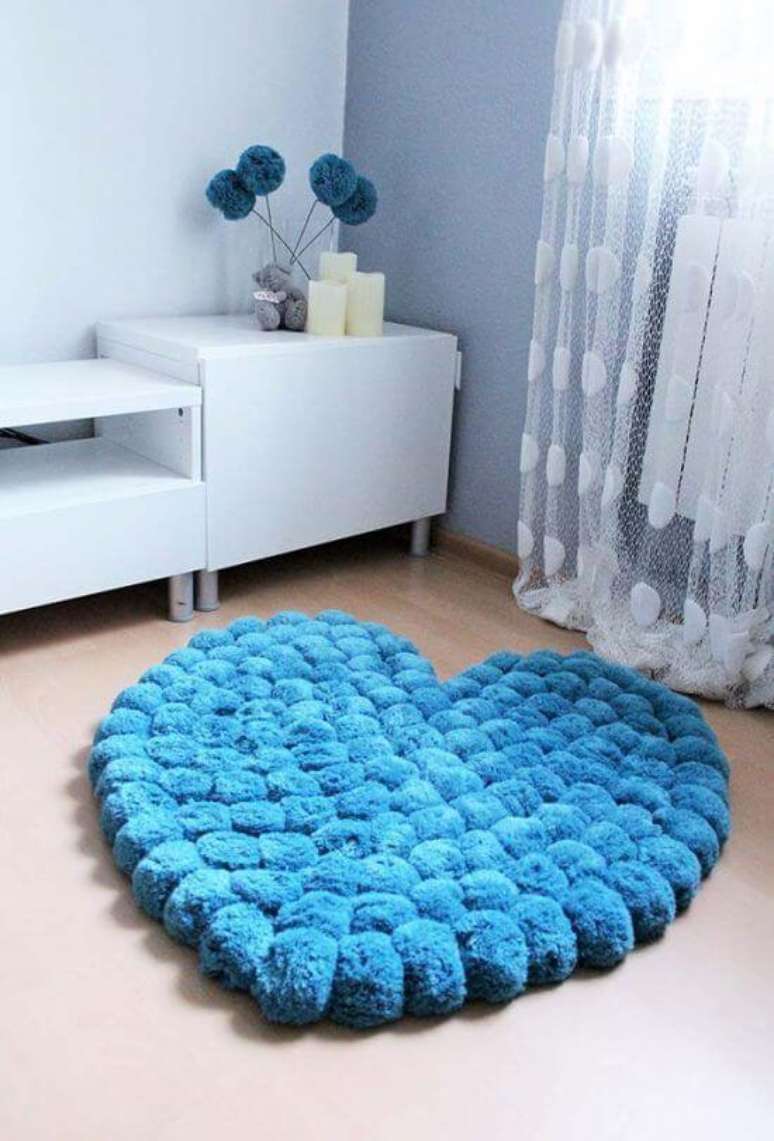 39. Tapete de lã feito de pompom no formato de coração azul – Foto Pinterest