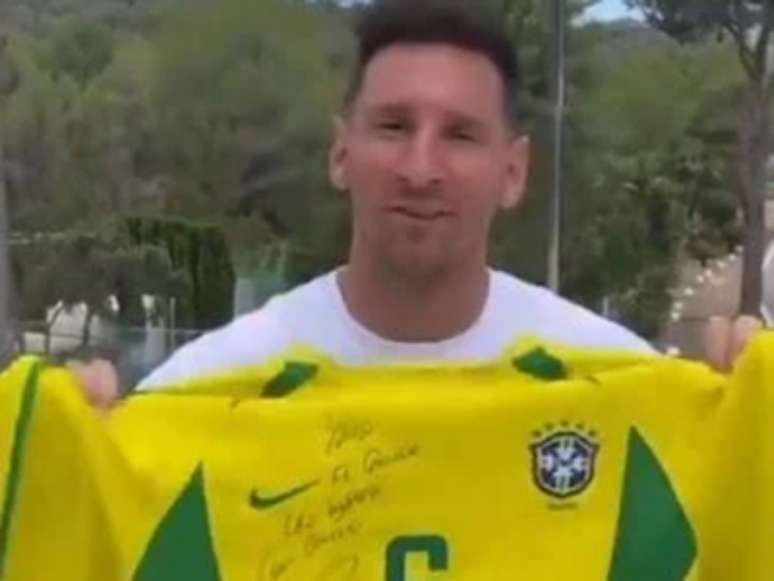 Messi recebeu presente de Roberto Carlos (Foto: Reprodução)