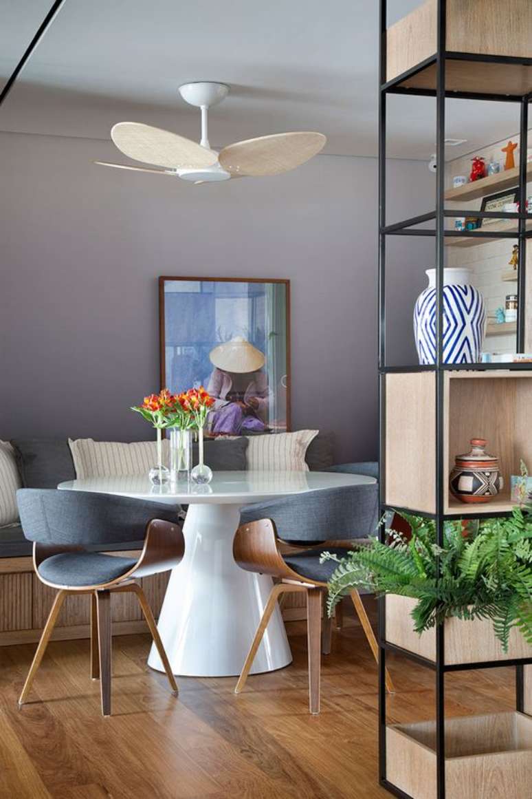 56. Base cone para mesa de jantar branca e moderna na sala com móveis de ferro e madeira – Foto Casa de Valentina