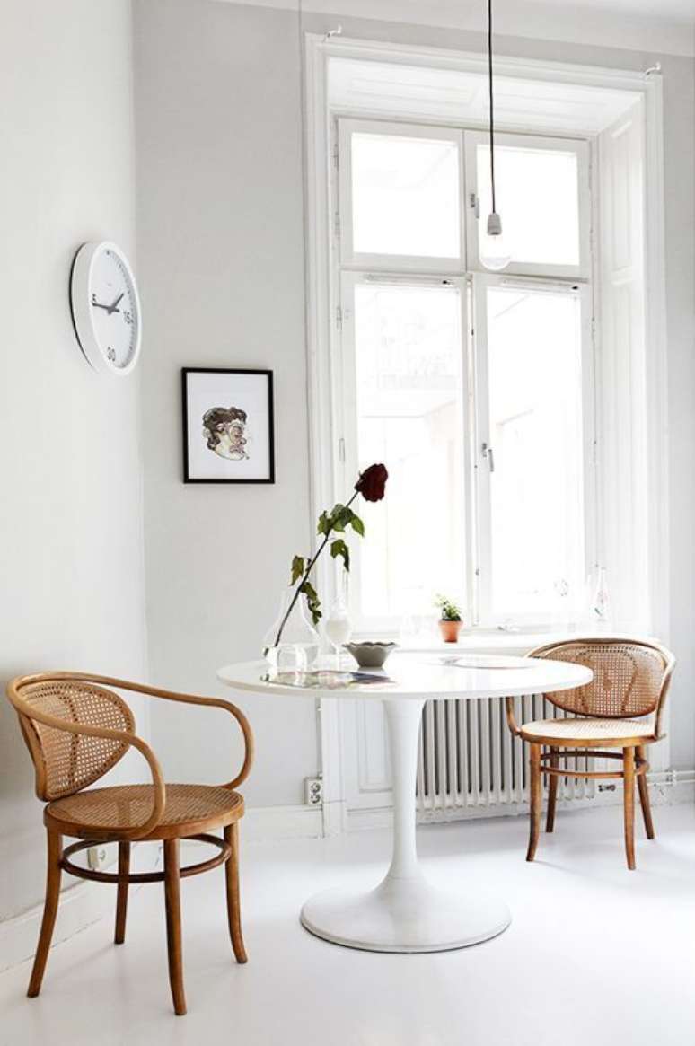 40. Sala com cadeira de palha e mesa de jantar branca &ndash; Foto Park and aok