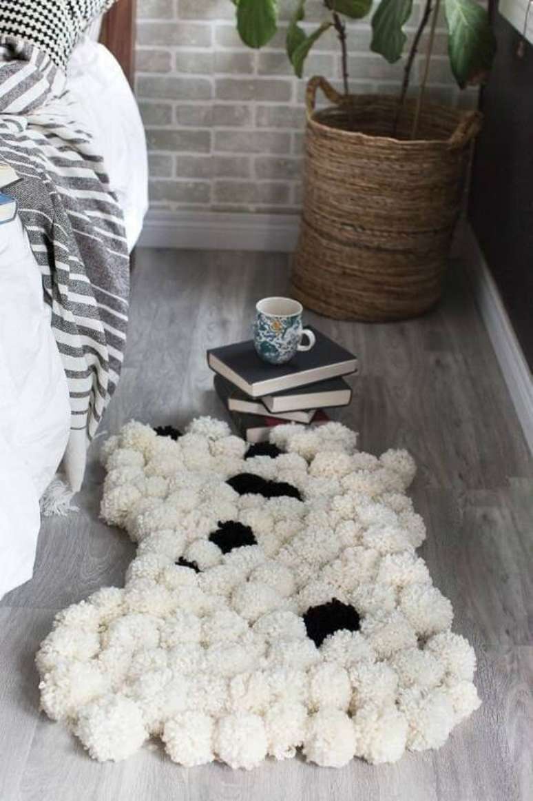 28. Tapete de lã ao lado da cama do quarto – Foto Pinterest