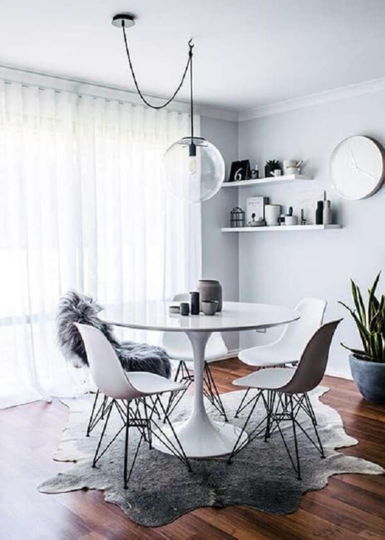 35. Mesa de jantar branca pequena com tampo de granito – Foto Revista VD