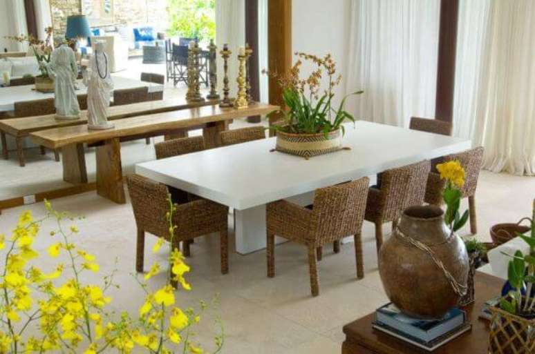 16. Decoração rustica na sala com mesa de jantar branca e móveis de madeira – Foto Paulo Carvalho