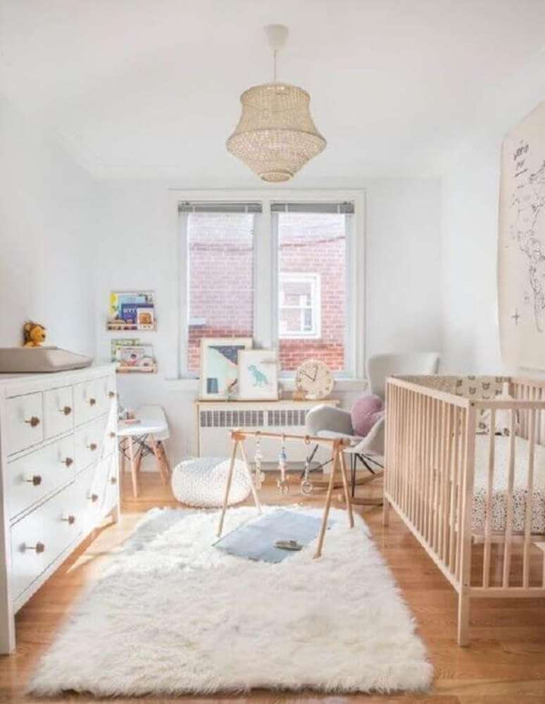 21. Quarto de bebê minimalista com tapete de lã branco e brinquedos no chão – Foto House-Home