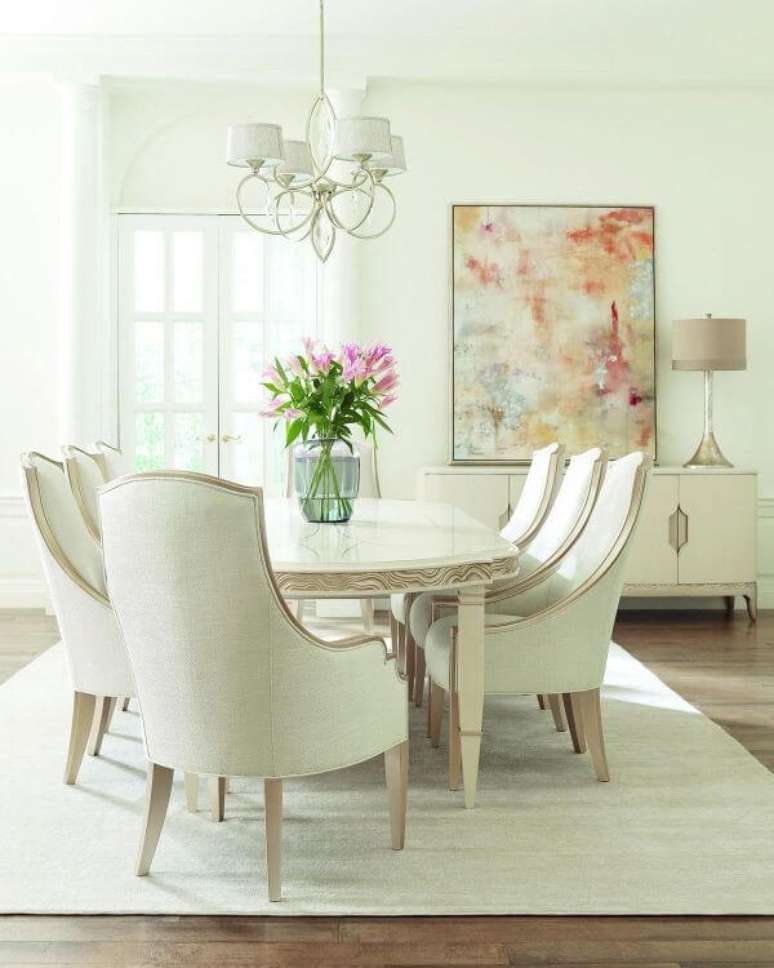 42. Sala com mesa de jantar branca clássica – Foto Neiman Marcus