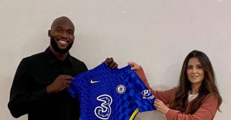 Lukaku exibe a camisa do Chelsea em seu retorno ao clube de Londres