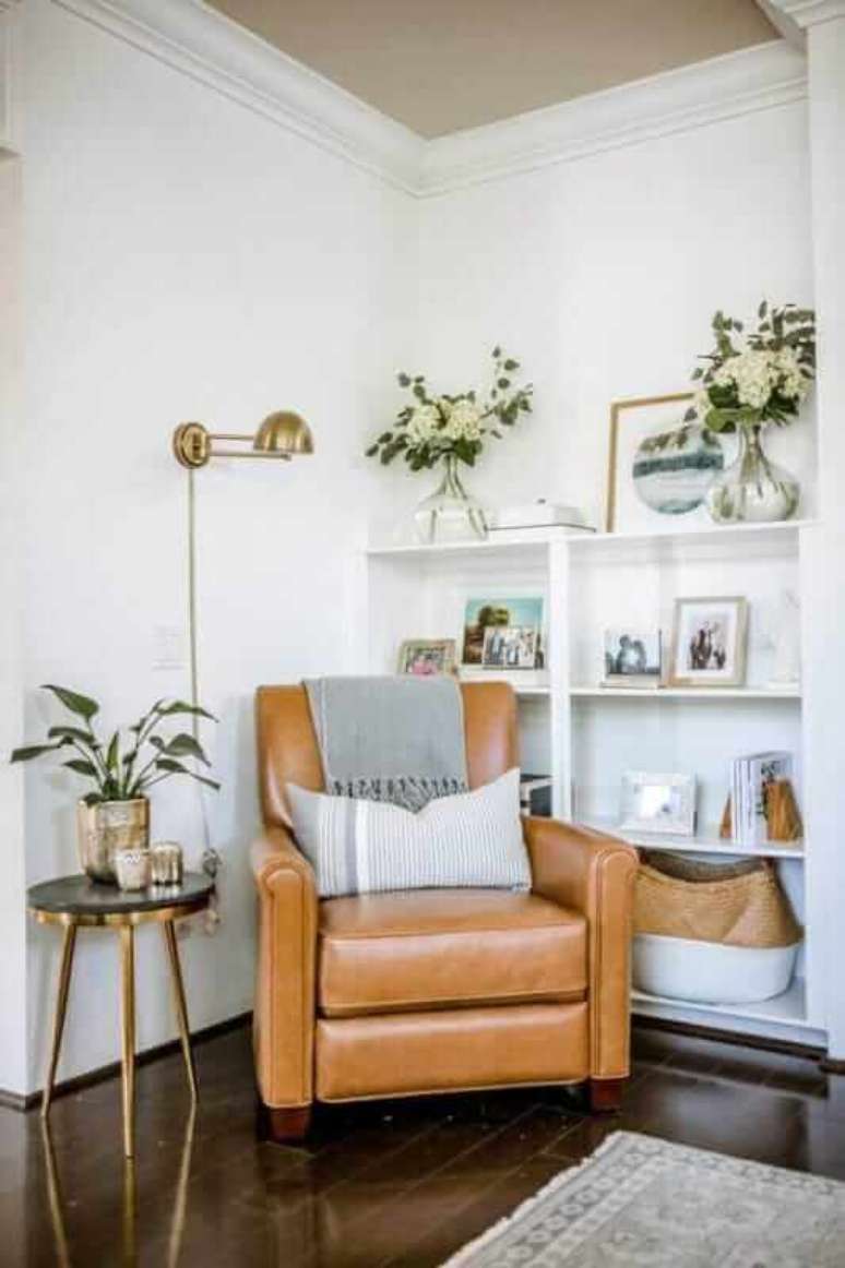 28. Poltrona de couro cor caramelo para decoração de sala branca – Foto: Pinterest