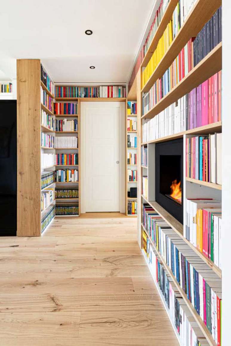 12. Casa com estante de canto planejada para livros em casa e lareira – Foto Pinterest