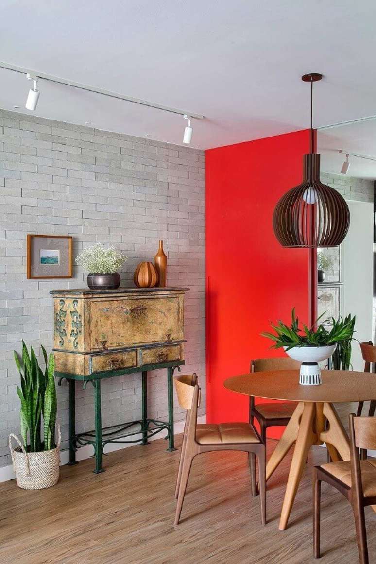 41. Sala de jantar decorada com parede tijolinho cinza e cadeira cor caramelo – Foto: Casa de Valentina
