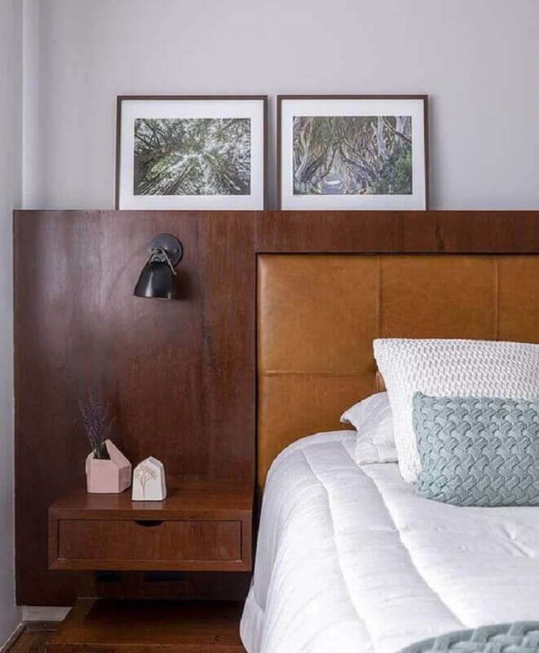 10. Cabeceira cor de caramelo para decoração de quarto com detalhe em madeira – Foto: Pinterest