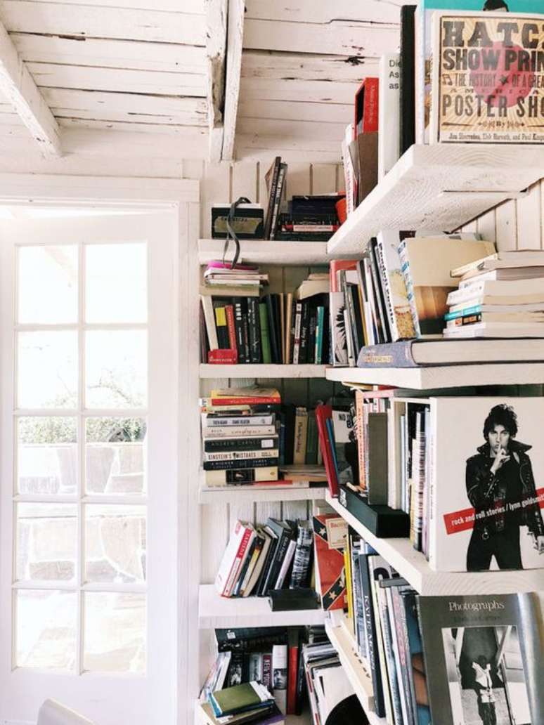 17. Decoração com estante de canto para livros – Foto Pinterest