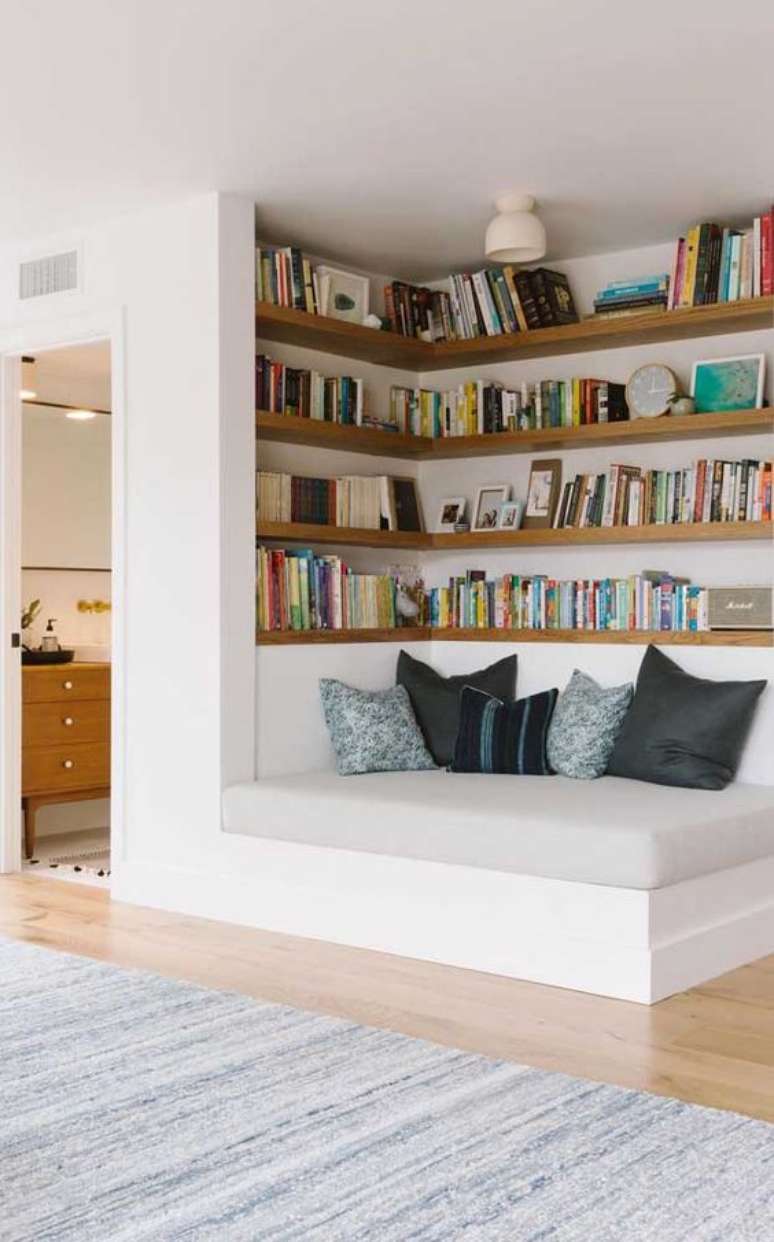 6. Estante de canto com sofá para leitura – Foto Pinterest