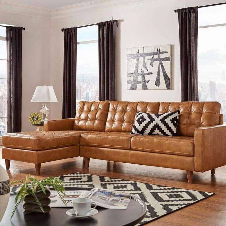 1. Decoração de sala com cortina preta e sofá cor caramelo com chaise – Foto: AllModern