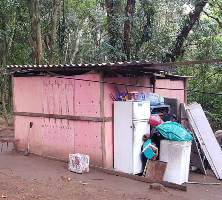 Barraco construído em área de vegetação permanente foi demolido em operação do município contra ocupação irregular, em Ilhabela, litoral norte de São Paulo.