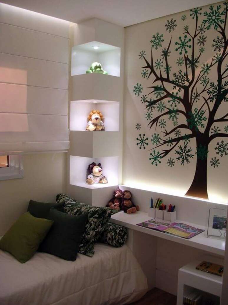 40. Quarto com estante de gesso branca para iluminar brinquedos – Foto Pinterest